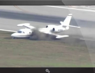 Βίντεο: Πιλότος προσγειώνει αεροπλάνο έχοντας «χάσει» τη μία ρόδα